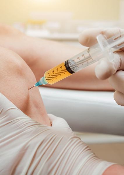doctor injecting PRP into knee 